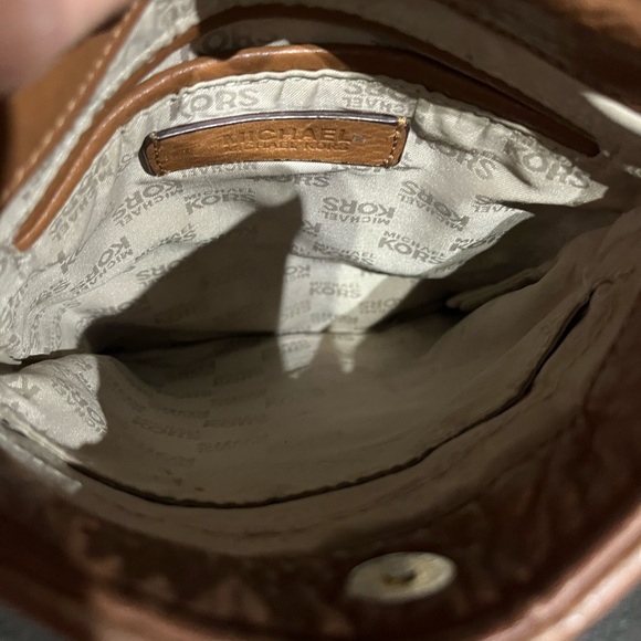 Black Crossbody Bag with Adjustable Strap and Zipper Closure - Picture 8 of 10